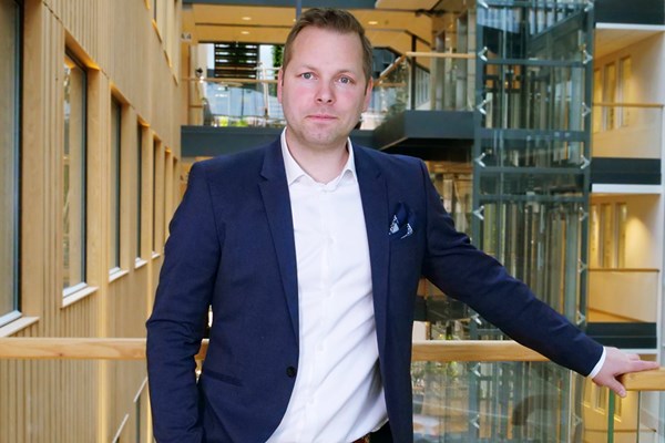 Jacob står i Göteborg Energis lokaler.