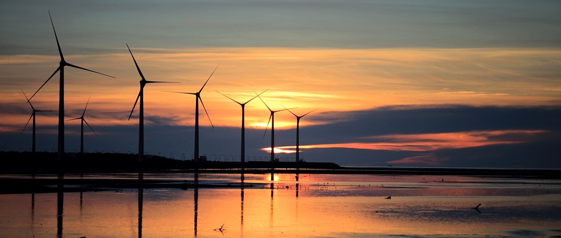 Vindkraftverk i solnedgång