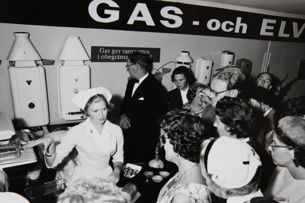 kvinna utbildar män på gas- och elverket