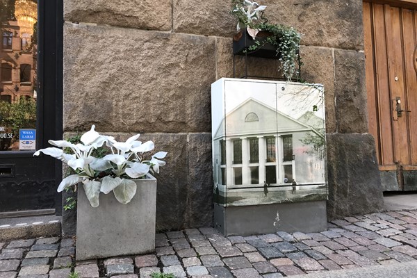 Elskåp folierat med ett foto på Lorensbergsteatern, fotograferat år 1916.