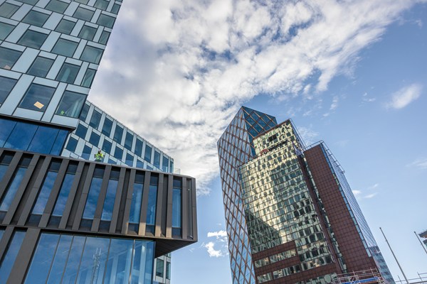 Två av Göteborgs modernare och högre byggnader fotograferade ur grodperspektiv.