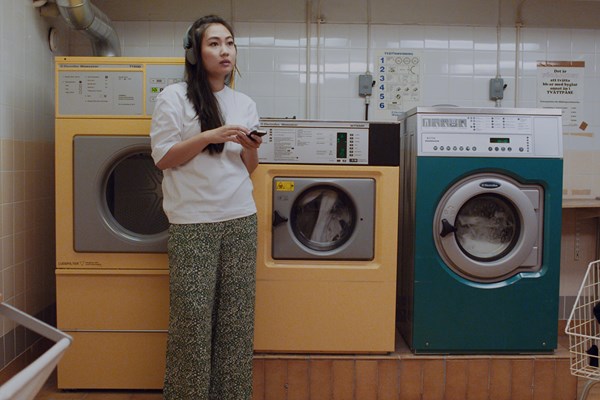 Kvinna i tvättstuga
