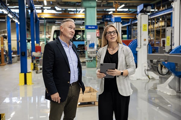 Två personer står i en verksamhet