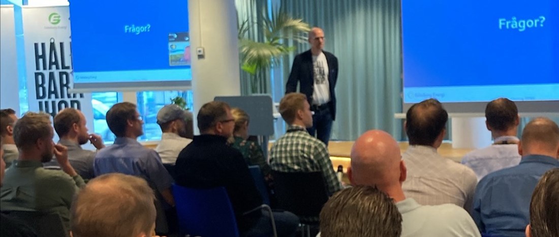 En samling ingenjörer i en konferenslokal