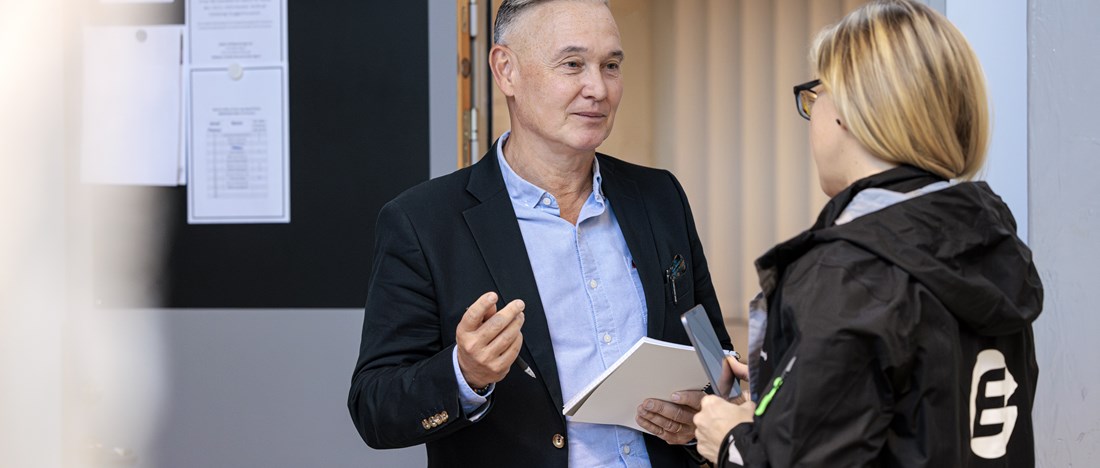 Två personer som pratar