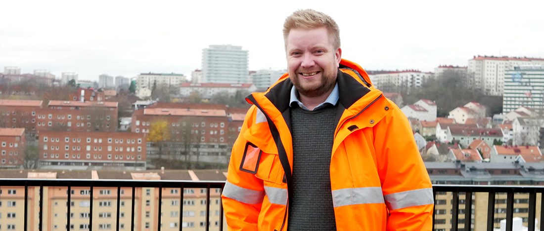 Martin Cagner står iklädd arbetskläder på PEAB Bostads lokal i Göteborg.