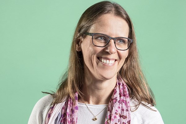 Katja, en av Göteborg Energis medarbetare, står i profil till kameran.