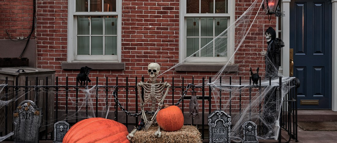 Husfasad med halloween dekorationer
