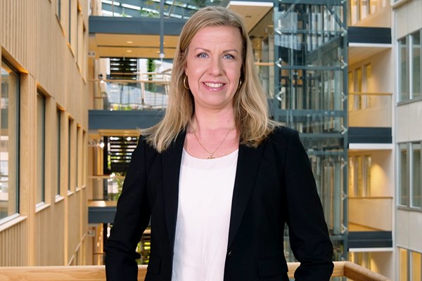 Linda står i Göteborg Energis lokaler.