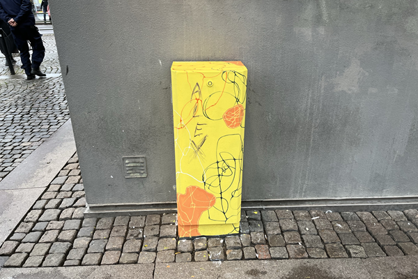 Målat elskåp på Järntorget i gult