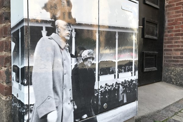 Närbild på elskåp folierat med ett fotografi på Gustav V när han besöker Göteborgs jubileumsutställning år 1923.