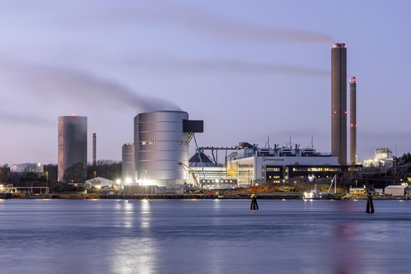 Göteborg Energis kraftvärmeverk i Rya har en kromblänkande fasad som syns tydligt från Göta älv.