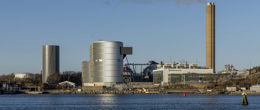 trottoar med orange vägskylt