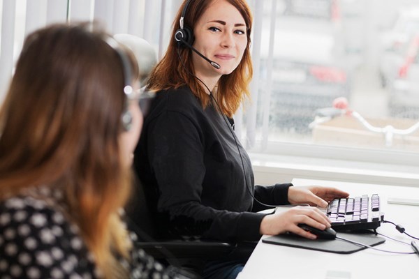 Kundservice svarar i telefon.