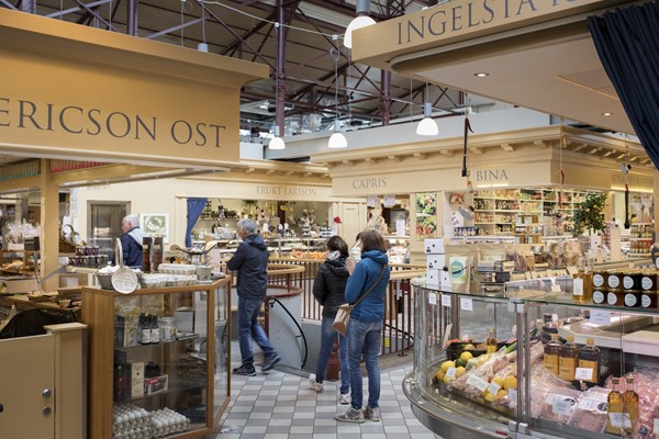 Besökare i Göteborgs stora Saluhall.