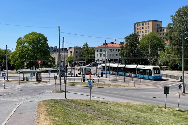 Wavrinskys plats med spårvagnshållplatsen i förgrunden.