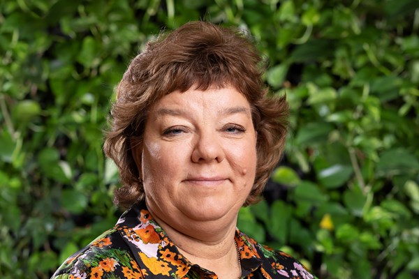 Sofia med växter i bakgrunden.