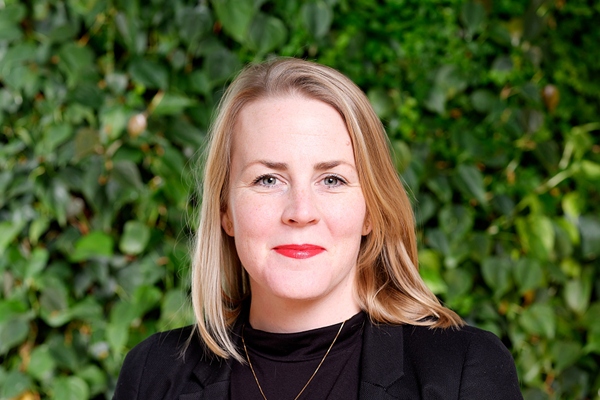 Jennie med växter i bakgrund.