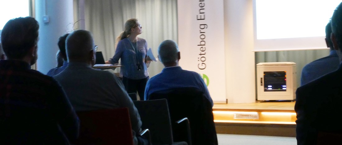 Rebecca, produktspecialist på sol, håller ett föredrag.
