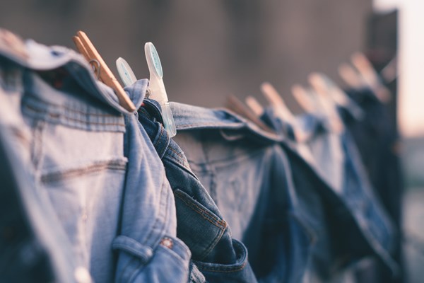 jeans som hänger på rad