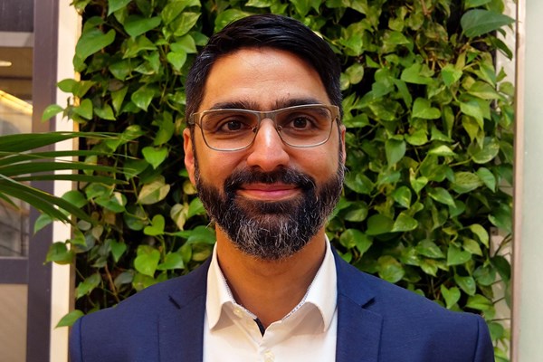 Shahbaz med växter i bakgrunden.