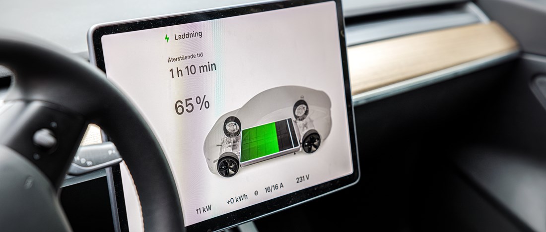 man och kvinna tittar på skärm