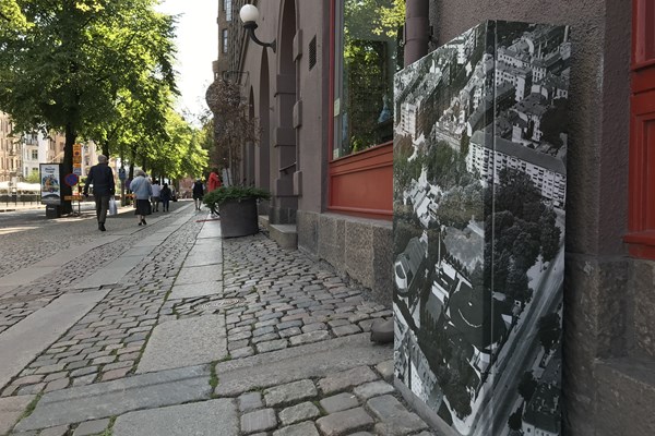 Elskåp folierat med ett foto av Lorensbergsparken år 1938.