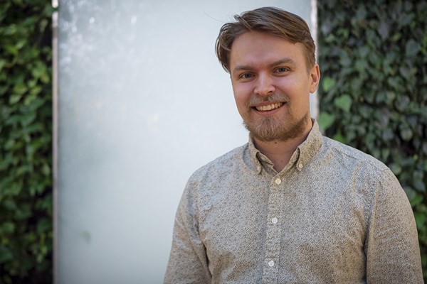 Carl Alvelid, iklädd skjorta, tittar in i kameran.