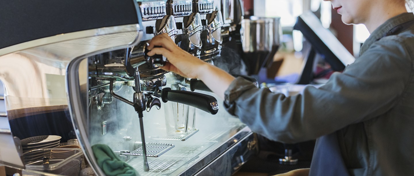 Två personer som diskuterar nät för alla energislag i Göteborg