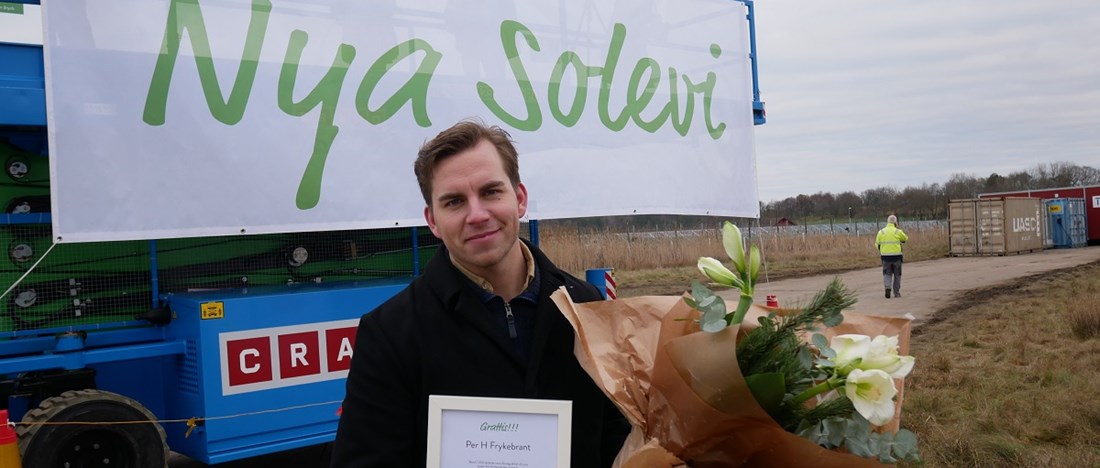 Per Frykebrant, som namngivit Nya Solevi, besöker solcellsparken.