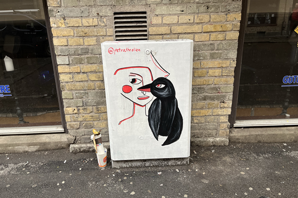 Ett målat elskåp på Andra långgatan föreställande en svart fågel