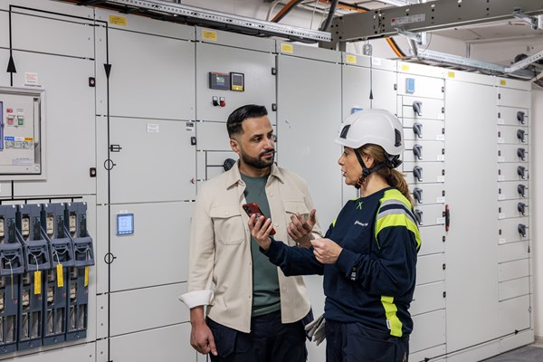 tekniker och säljare i drift