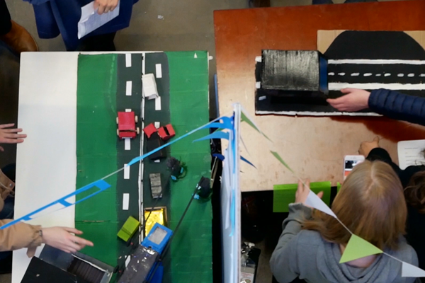 Barn visar sina modeller om hur man kan transportera sig i framtiden.