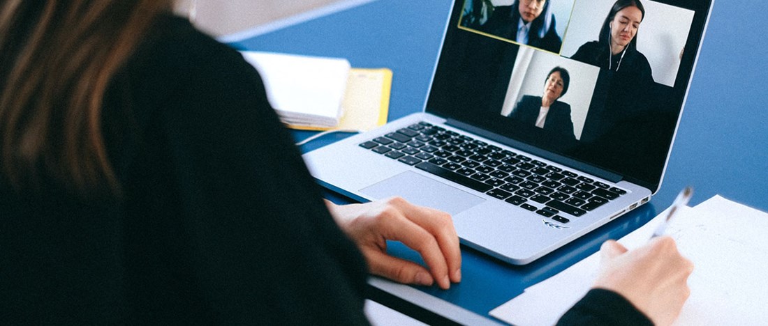 Kvinna deltar i Zoom-möte.