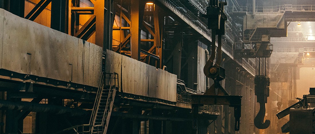 En av Göteborg Energis medarbetare diskuterar gasnätets möjligheter med en kund i industrimiljö.