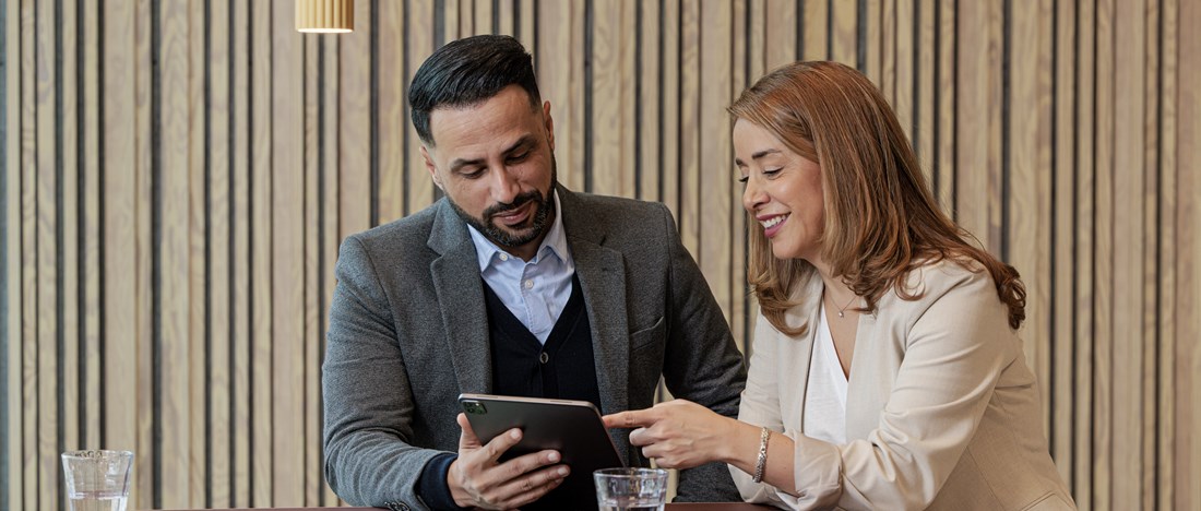 man och kvinna tittar på skärm