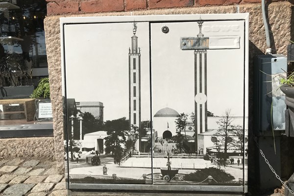 Elskåp folierat med ett foto föreställande Göteborgsutställningen år 1923.