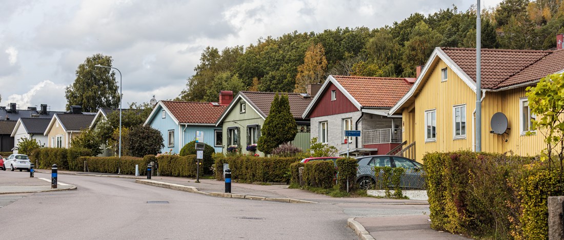 Husfasad med halloween dekorationer