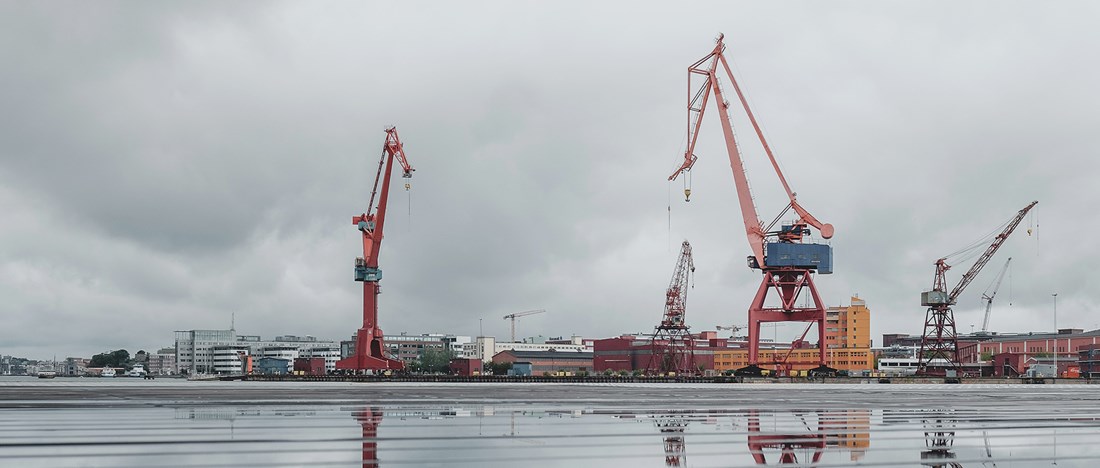 Kranar i Göteborg där fjärrkyla byggs ut.