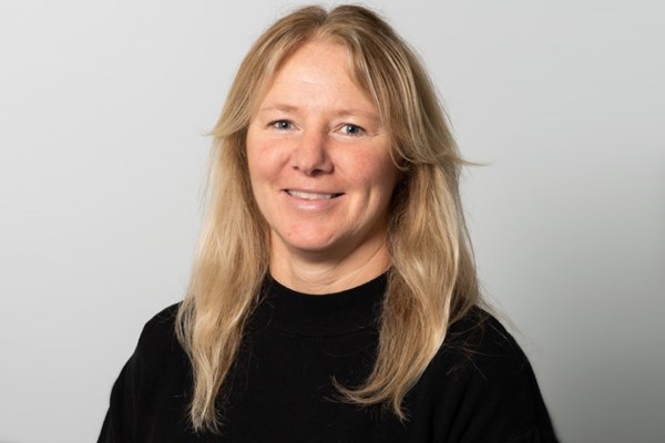 Caroline Warnicke blickar in i kameran.