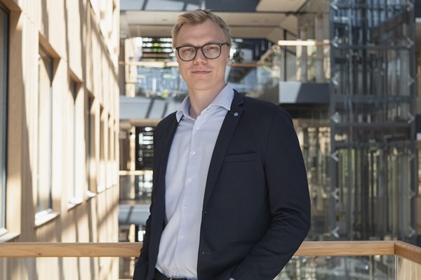 Rasmus iklädd kavaj och skjorta.