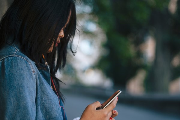person med mobiltelefon