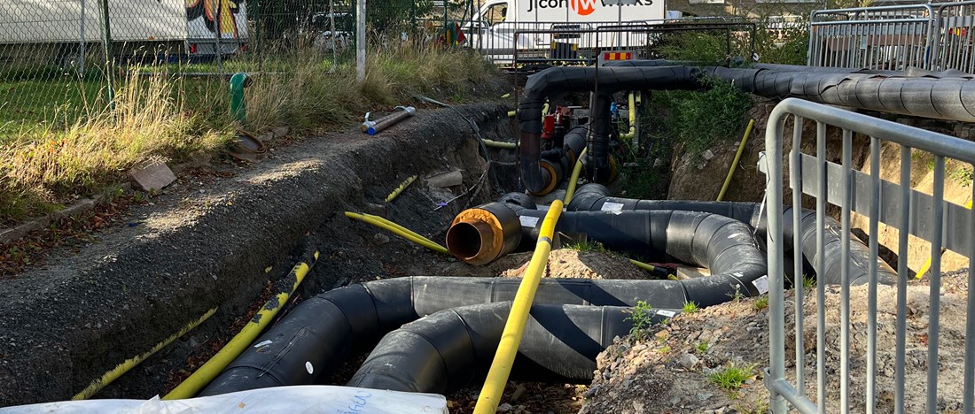trottoar med orange vägskylt
