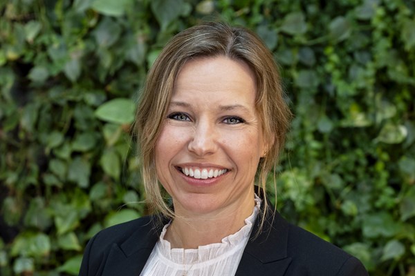 Malin med växter i bakgunden.