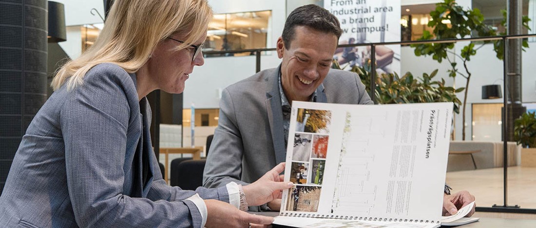 Jenny Jarneholt och Jan Hjelmgren studerar tillsammans planen för Campus Lundby.