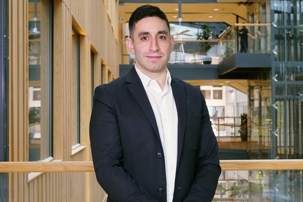 Simon står i Göteborg Energis lokaler.