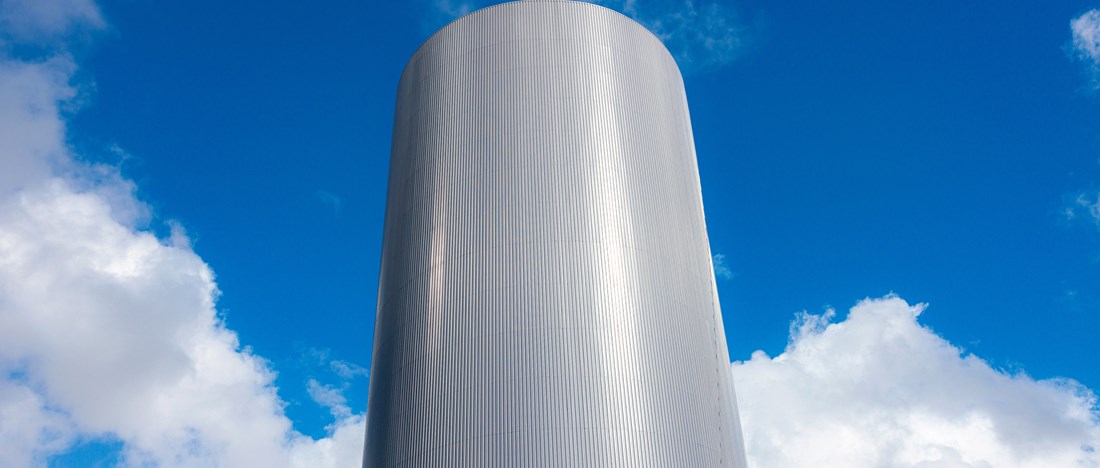 anläggning mot blå himmel