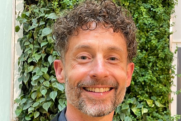 Eric med växter i bakgrunden.