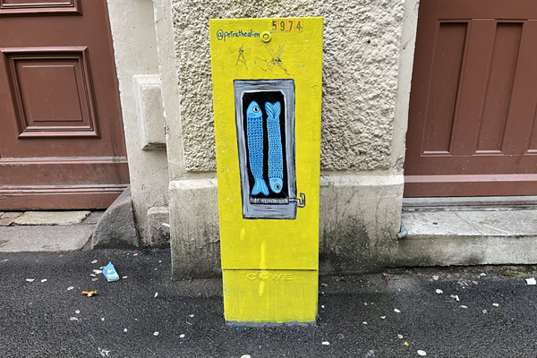 Målat elskåp i gult