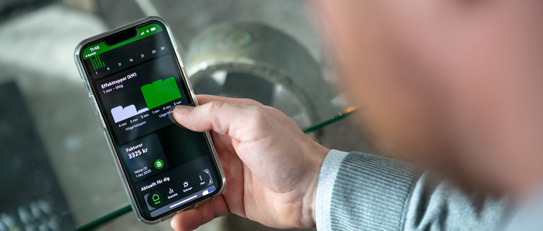 man använder en telefon